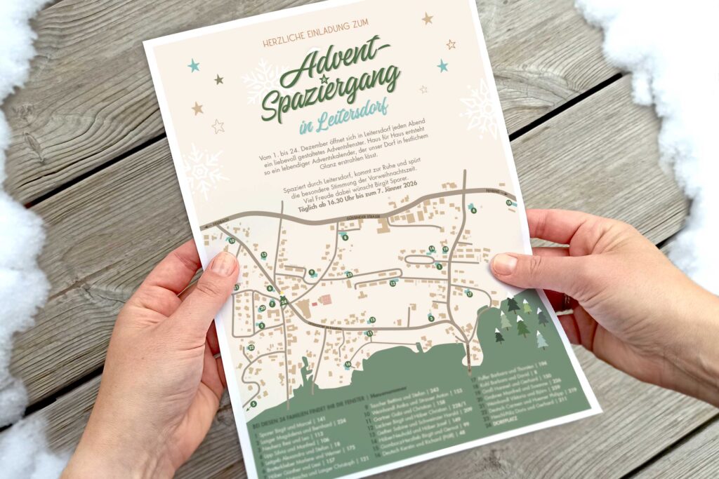 Advent Spaziergang Flyer in Händen