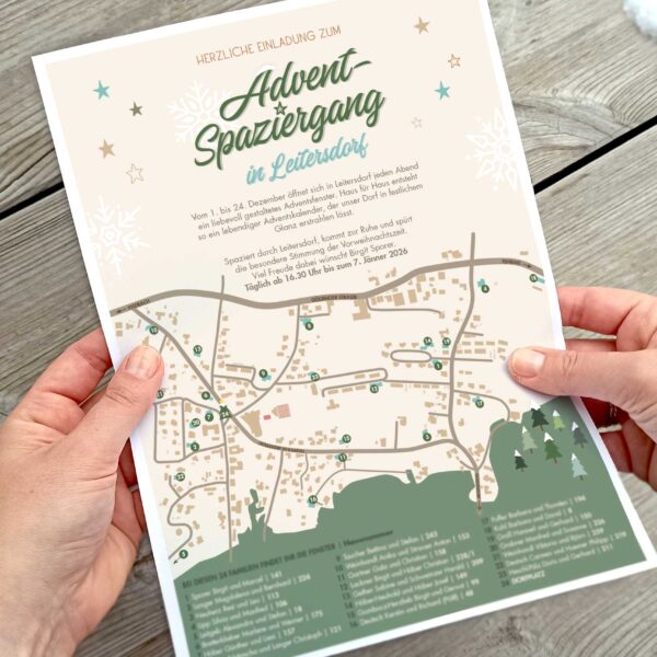 Advent Spaziergang Flyer in Händen