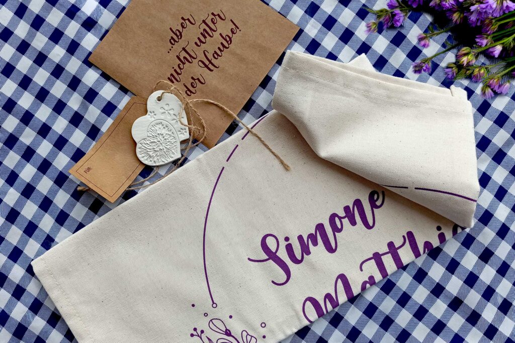 Hochzeitseinladung Simone & Matthias auffalten